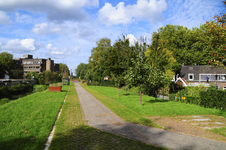 900332 Gezicht op het wandelpad door het park Oosterspoorbaan te Utrecht, ter hoogte van de Koningsweg.
